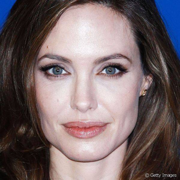 Angelina escolheu o esfumado marrom para uma sessão de fotos que fez para o filme 